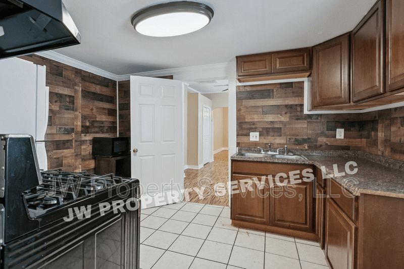 New Orleans House: 914 - 16 Hagan Ave.