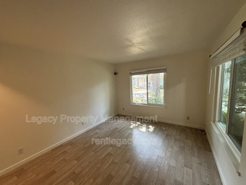 Sacramento House: 163 Fairgrounds Dr