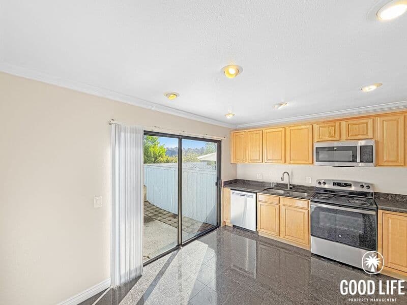 La Jolla Townhome: 8013 Caminito Gianna