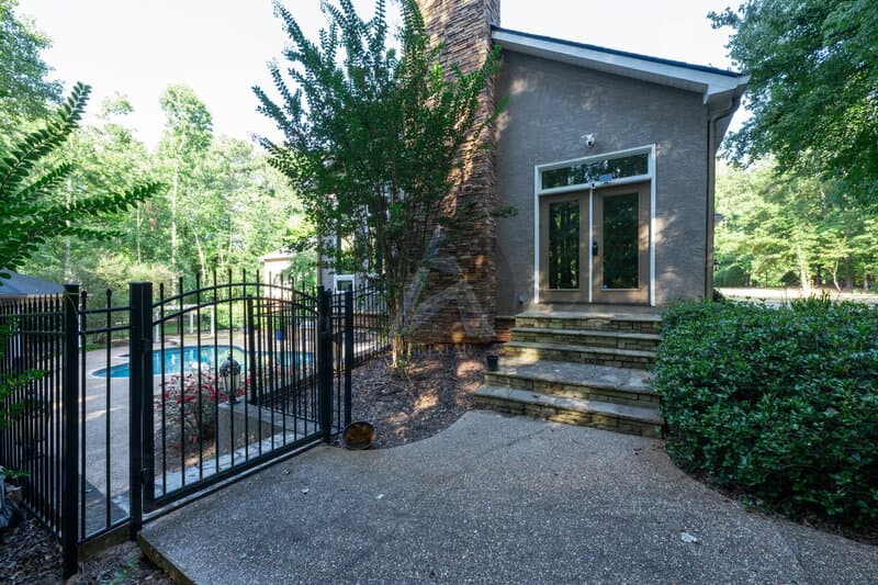 Kennesaw House: 5211 Hadaway Rd NW
