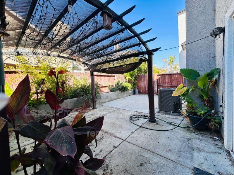 Suisun City House: 232 Redstone Cir