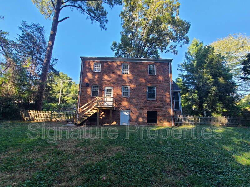 Richmond House: 6731 Forest Hill Ave