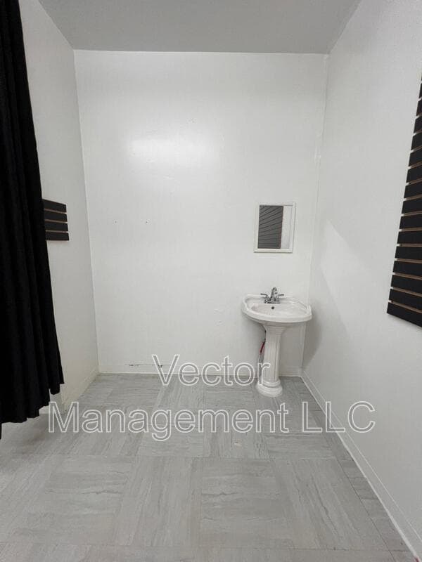 Hamden House: 1158 Dixwell Avenue - Team Mall - B3