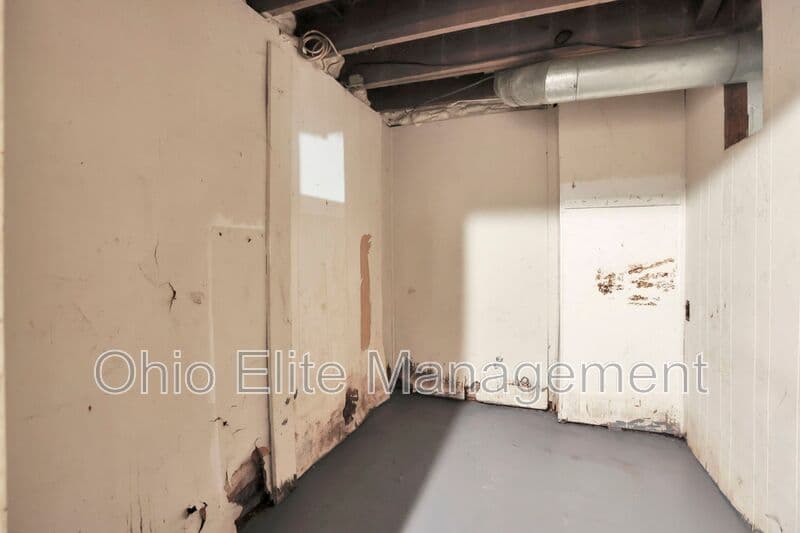 Columbus House: 53 S Burgess Ave