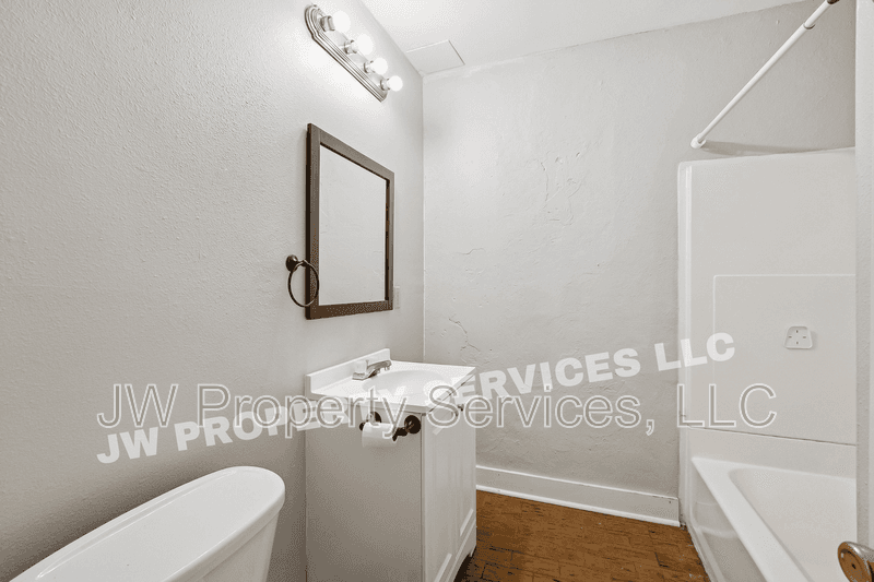 New Orleans House: 320 N Olympia