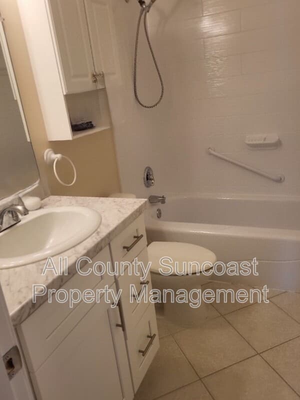 Largo Condo: 1211 11th Circle SE