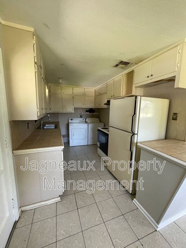 Lake Charles House: 1217 Sage Dr