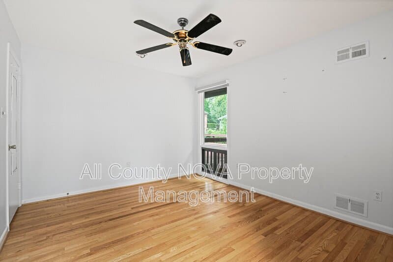 Dunn Loring House: 8108 Timber Valley Ct