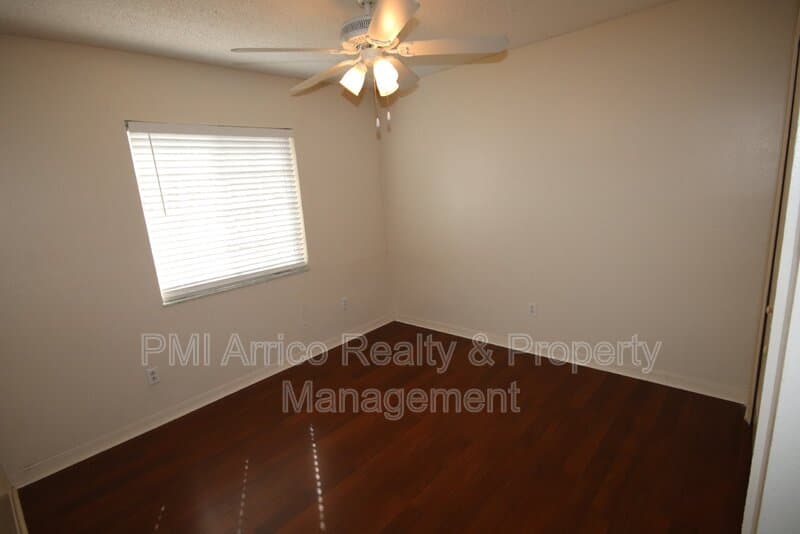 Tampa Townhome: 7430 E Bank Dr