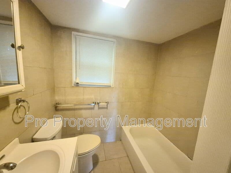 Oakville House: 14 Edgewood Rd