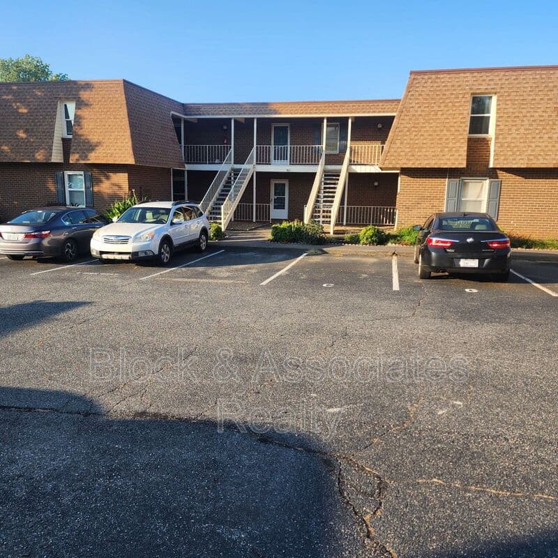 Kernersville House: 302-C Windsor Manor Way