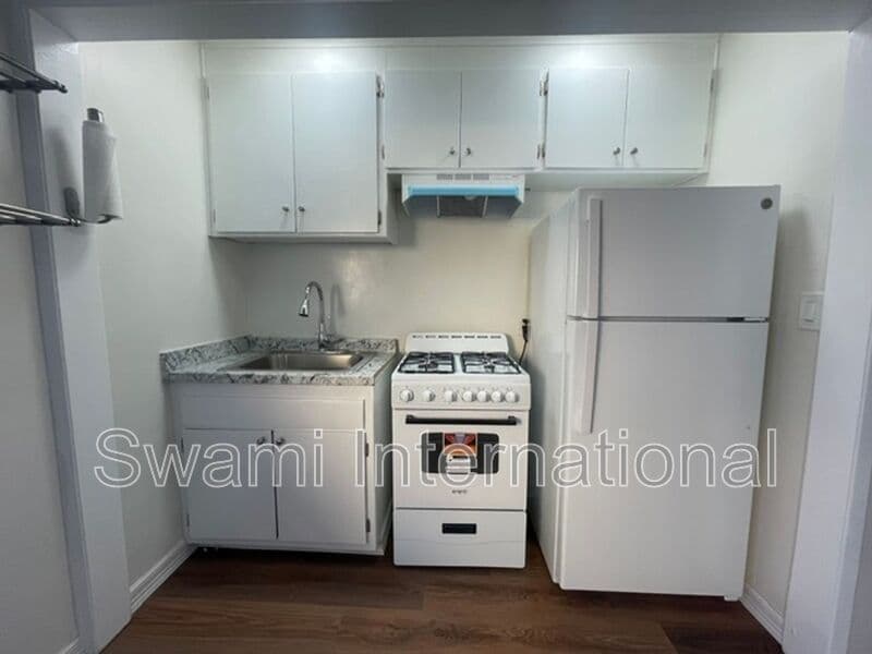 Inglewood Condo: 100 E. Hillcrest Blvd.