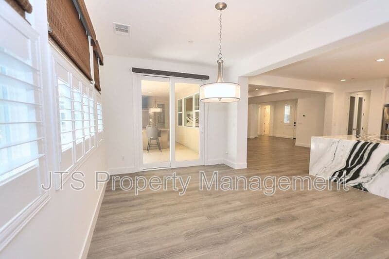 Fair Oaks House: 4988 Amina Fair Way