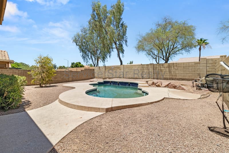 Phoenix House: 1318 E Saint John Rd