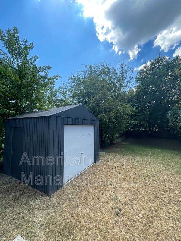Tulsa House: 1704 W 62nd St S