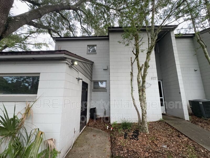 Ocala House: 627 NE 28th Avenue