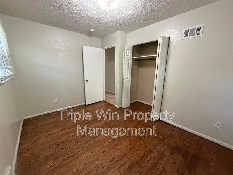HAZELWOOD House: 6917 BERKRIDGE CT