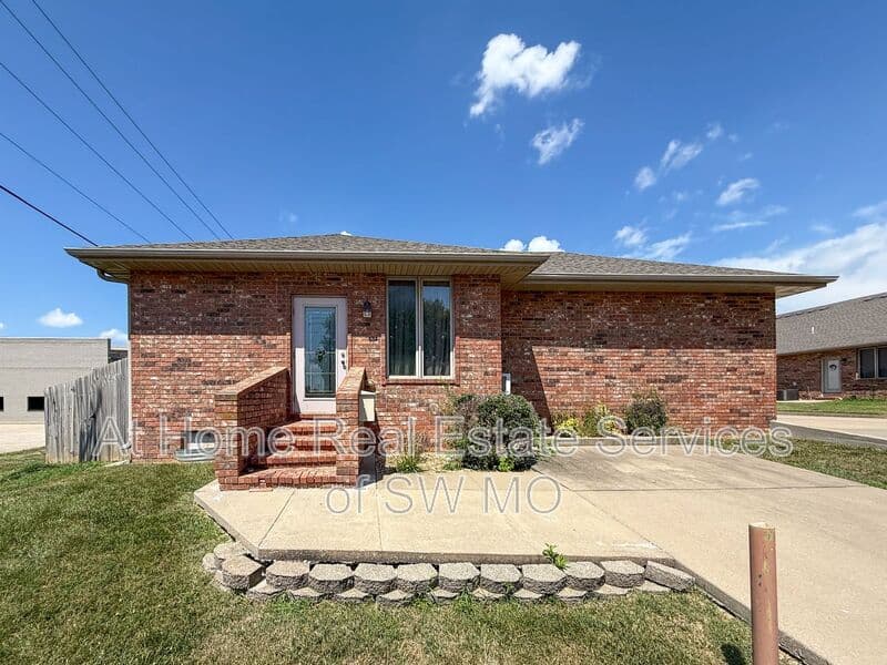Ozark House: 5575 N 17th