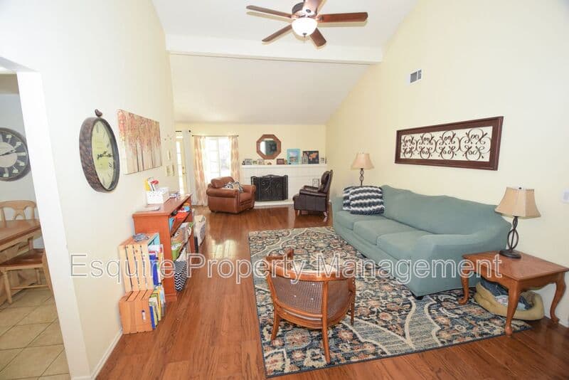 CAMARILLO House: 2474 PARKWAY DR