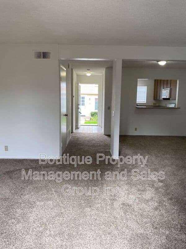 Irvine House: 44 Timber Run