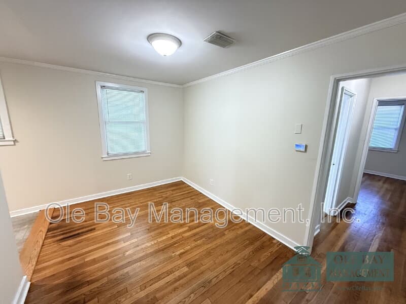 Mobile House: 4650 Rosewood Dr