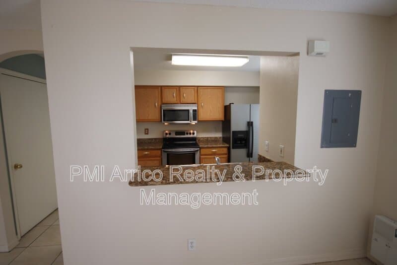 Tampa Townhome: 7430 E Bank Dr