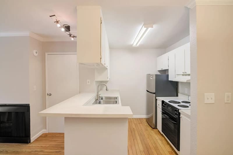 Daly City Condo: 355 Half Moon Ln