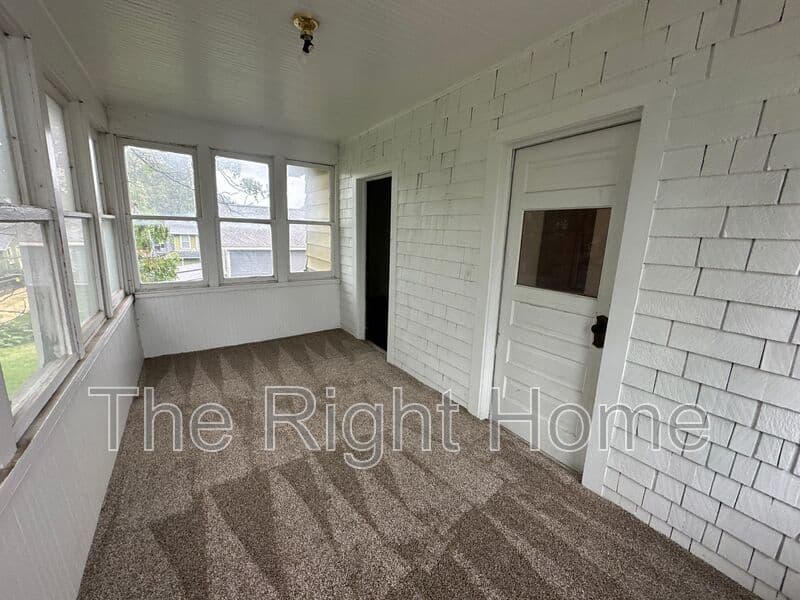 Omaha House: 1518 S 25th St