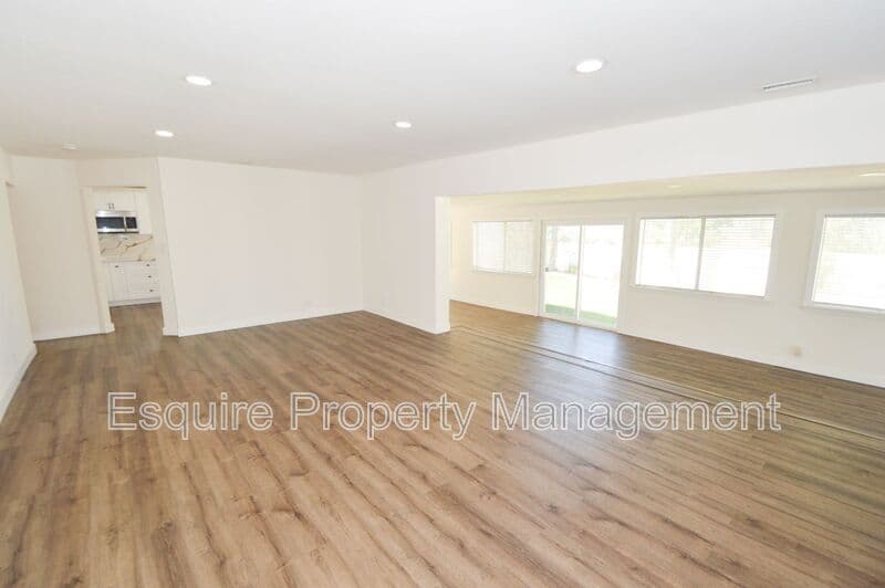 MOORPARK House: 10779 CITRUS DR