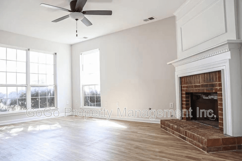 Simpsonville House: 105 Fairview Lake Way