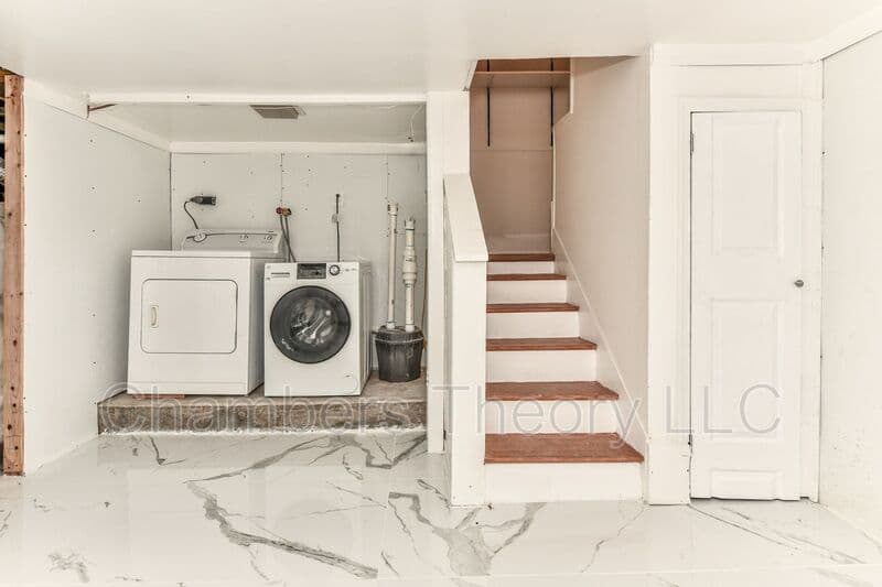 Dunn Loring House: 2415 Sandburg St