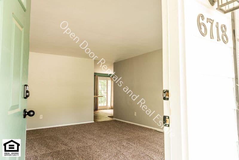 Fort Wayne House: 6718 Raintree Road