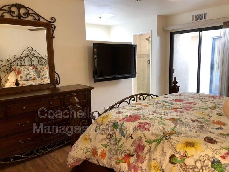 Palm Springs House: 999 Village Square South