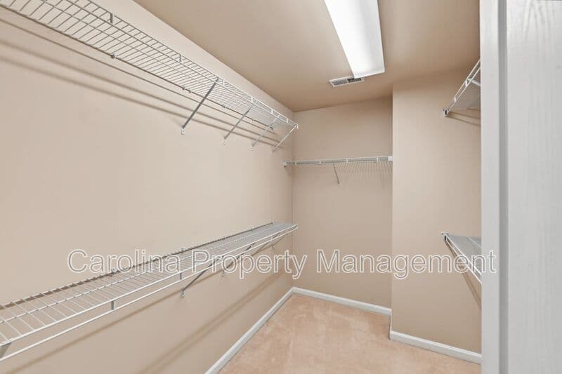 Charlotte House: 15422 Canmore St