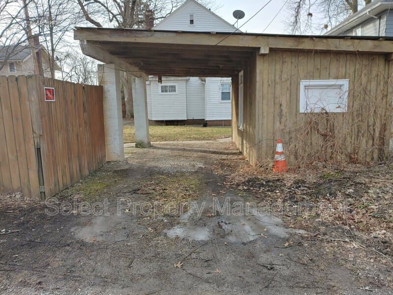 Fort Wayne House: 1321 Clara Ave