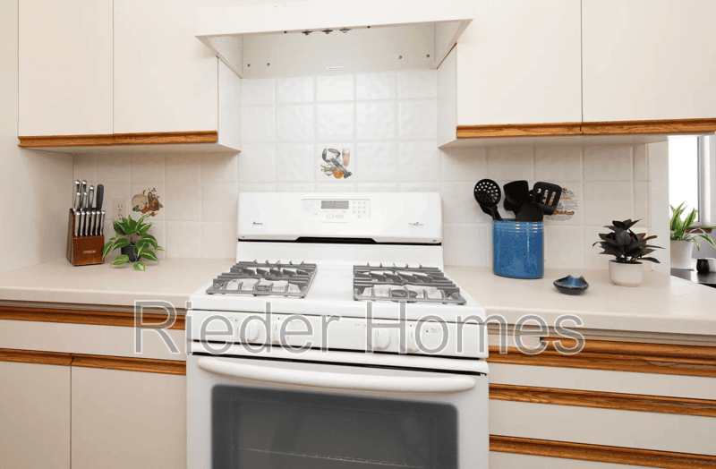 Oceanside House: 1606 Hackamore Rd