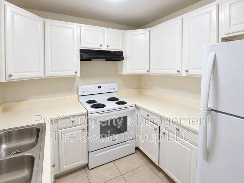 Haines City House: 401 W Florida Ave E6