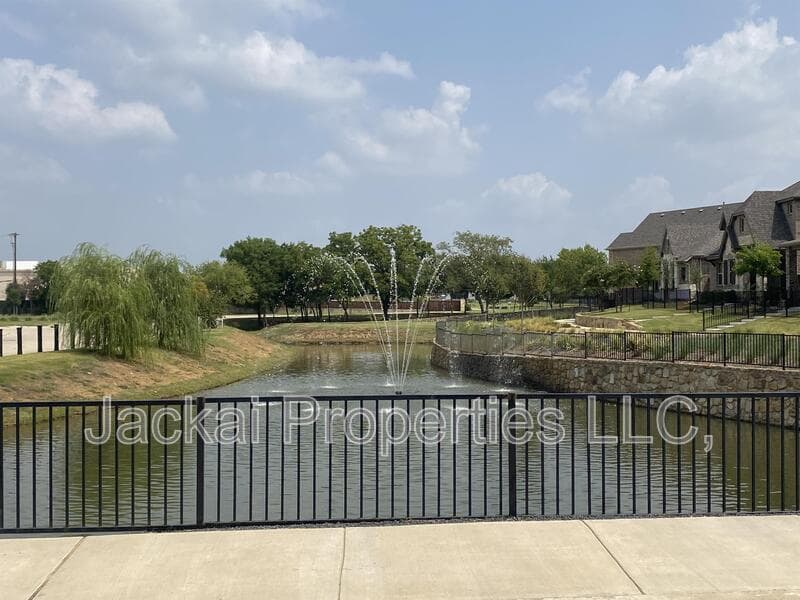 Euless Townhome: 801 Ponds Edge Lane