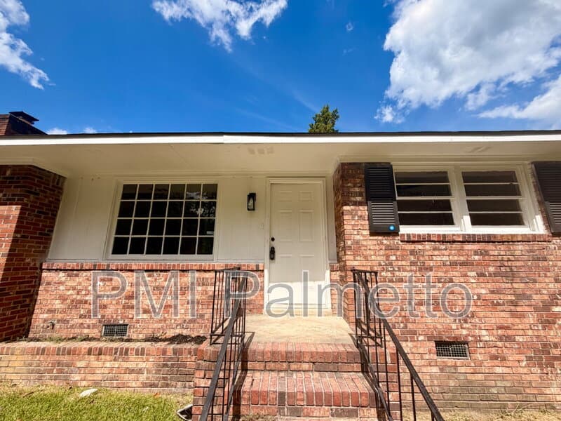 Columbia House: 1805 Carousel Cir