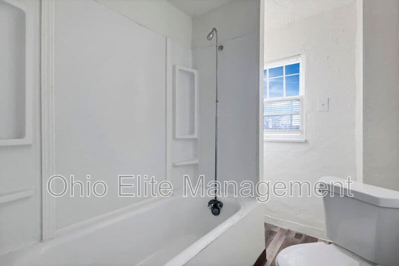 Columbus House: 2709 Sullivant Ave