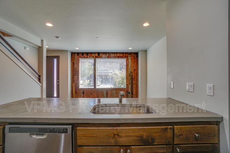 Ridgefield Townhome: 187 North 44th Place