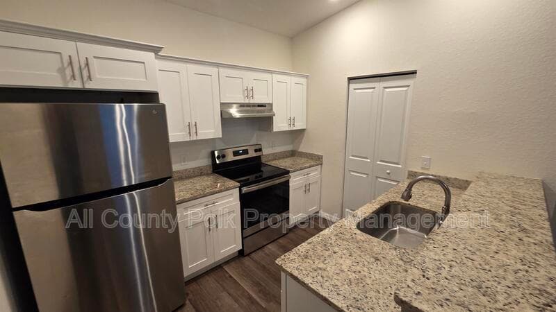 Lakeland Apartment: 915 Ariana St