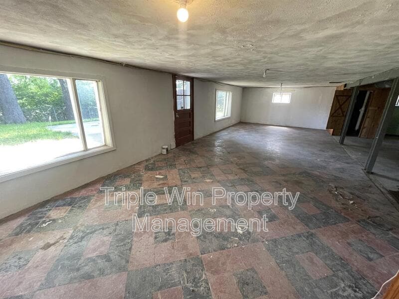 Saint Louis House: 7117 Forest Hill Dr