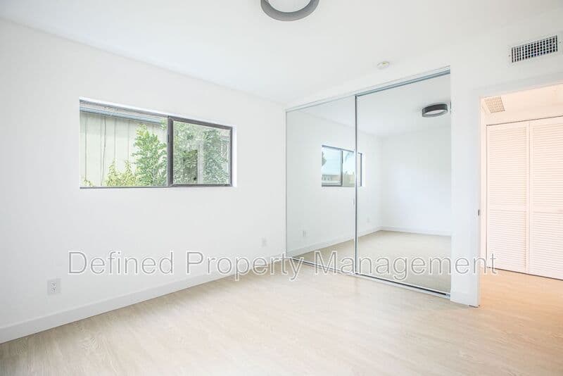 Los Angeles Condo: 6133 Eleanor Ave