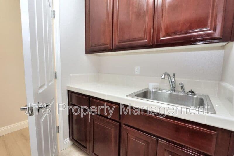 Sacramento House: 5424 Washoe Street