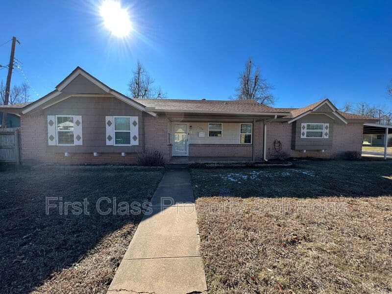 Del City House: 3200 Del Rancho Rd