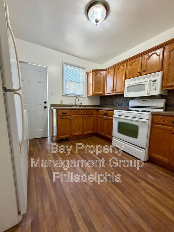 Collingdale House: 7 Rhodes Ave