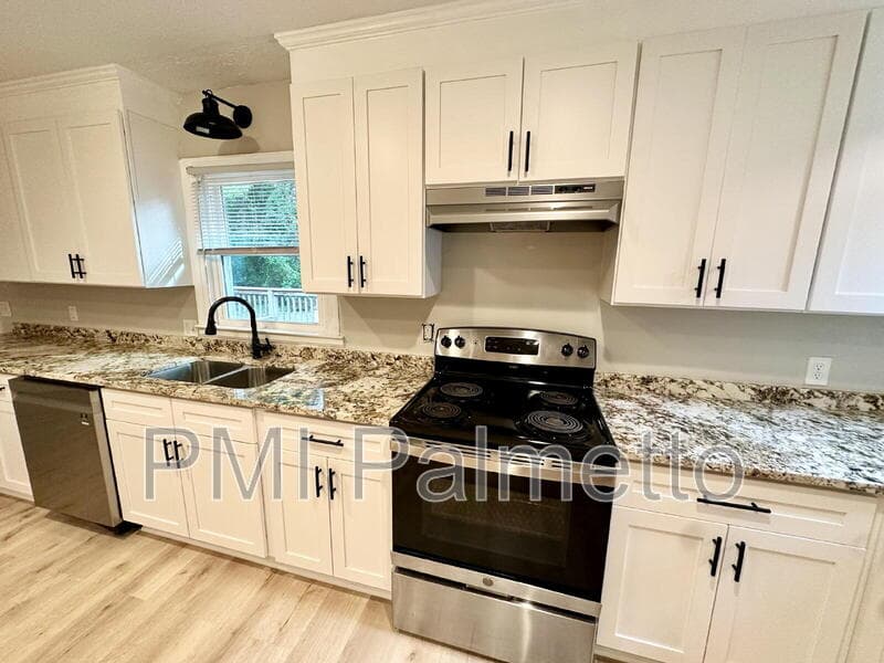 Camden House: 948 Wateree Blvd