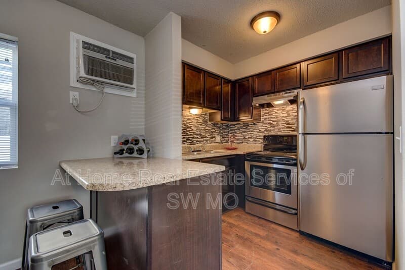 Springfield Condo: 920 S Campbell - R9