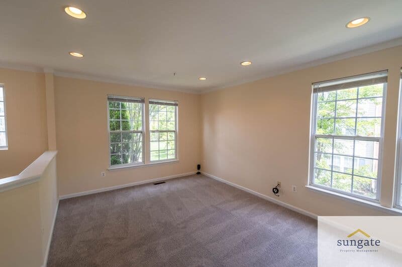 Rosedale Townhome: 11 Hallsdale Ct